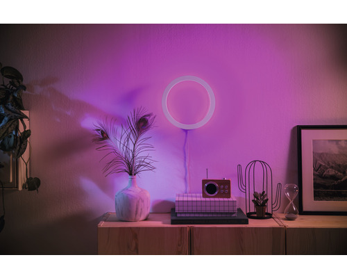 Dekoratívna scéna s kruhovým svietidlom, retro rádiom, presýpacími hodinami a rastlinami na drevenej skrinke