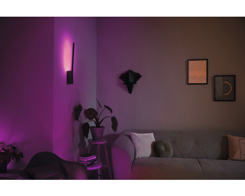 Obývacia izba s pohovkou, nástennou lampou a dekoráciou