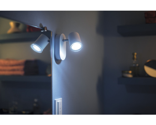 Dve smerové nástenné svietidlá v kúpeľni