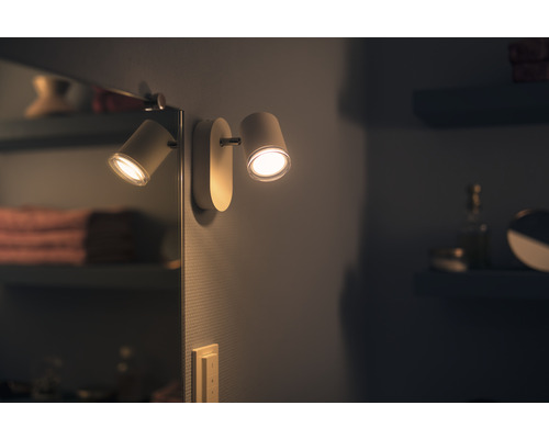 Nástenné svietidlo s dvoma bodovými svetlami v kúpeľni