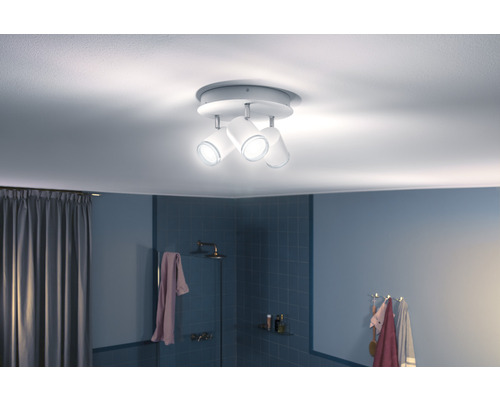 Stropné svietidlo s tromi bodovými svetlami v kúpeľni