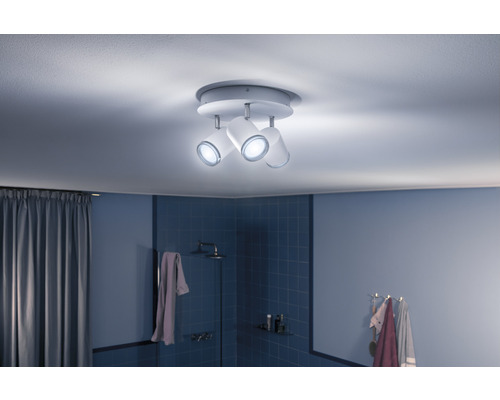 Stropné svietidlo s tromi reflektormi v kúpeľni