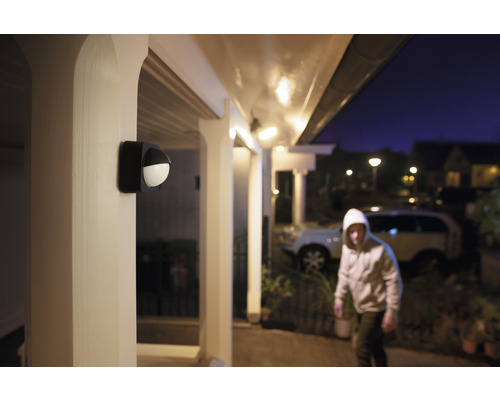 Exteriér domu so svetlom so senzorom pohybu, ktoré osvetľuje zlodeja.