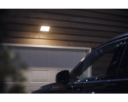 Scéna vjazdu do garáže so stropným svietidlom