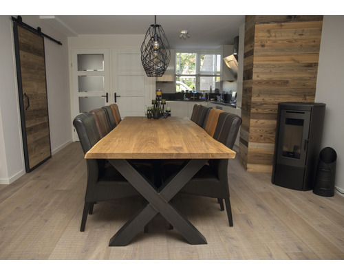 Jedáleň s dreveným jedálenským stolom, stoličkami, posuvnými dverami a kachľovou pecou.