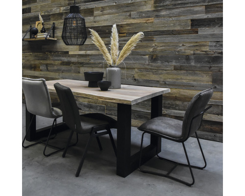 Jedálenský stôl so stoličkami, dekorácia a stenové panely v jedálni