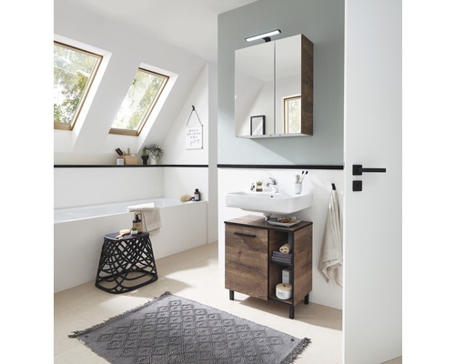 Svetlá kúpeľňa so strešnými oknami, skrinkou pod umývadlo, zrkadlovou skrinkou a kobercom