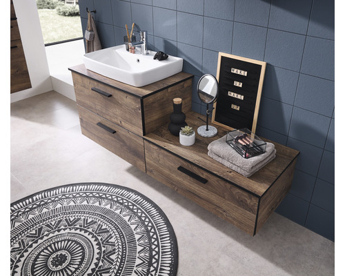 Kúpeľňa s umývadlovou skrinkou, zrkadlom a okrúhlym kobercom