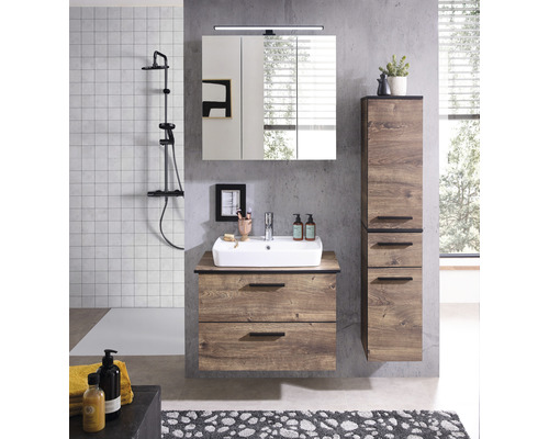 Moderná kúpeľňa s umývadlovou skrinkou, zrkadlovou skrinkou, rebríkovým radiátorom a vysokou skriňou v drevenom dekore