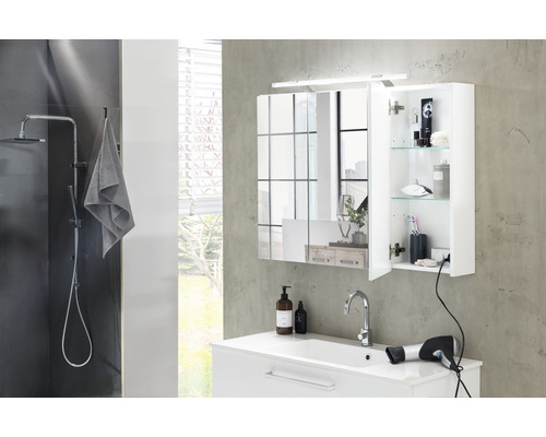 Moderná kúpeľňa so zrkadlovou skrinkou, skrinkou pod umývadlo a sprchou