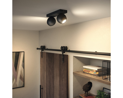 Stropné svietidlo s dvoma bodovými svetlami v chodbe s posuvnými dverami