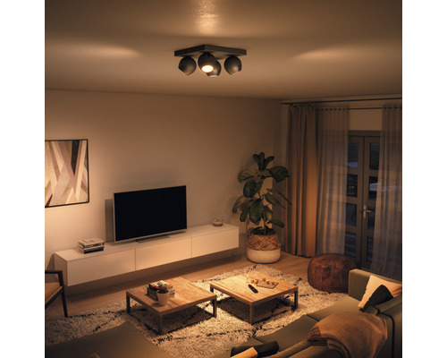 Obývacia izba so stropným svietidlom so štyrmi reflektormi pre jasnú atmosféru