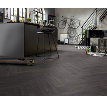 Moderná obývacia izba s tmavou laminátovou podlahou vo vzore rybej kosti, kuchynským ostrovčekom a barovou stoličkou