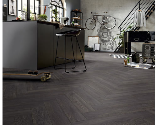 Moderná obývacia izba s tmavou laminátovou podlahou vo vzore rybej kosti, kuchynským ostrovčekom a barovou stoličkou