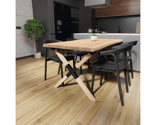 Jedálenský stôl s drevenou doskou a čierne stoličky v moderne zariadenej kuchyni.