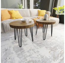 Dva okrúhle príručné stolíky s drevenou doskou a kovovými nohami v obývacej izbe.