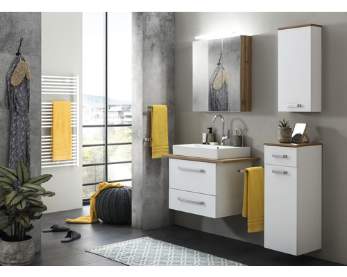 Kúpeľňa s umývadlom, zrkadlovou skrinkou, rebríkovým radiátorom a kúpeľňovým nábytkom v bielej farbe a vzhľade dreva