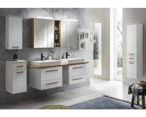 Kúpeľňa s umývadlom, zrkadlovou skrinkou a vysokou skrinkou v modernom dizajne