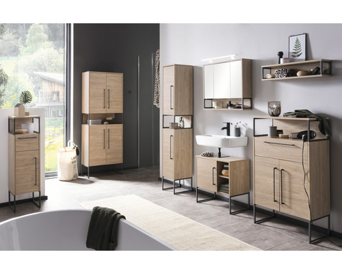 Kúpeľňa s umývadlom, zrkadlovou skrinkou, vysokou skrinkou a ďalším kúpeľňovým nábytkom vo vzhľade dreva