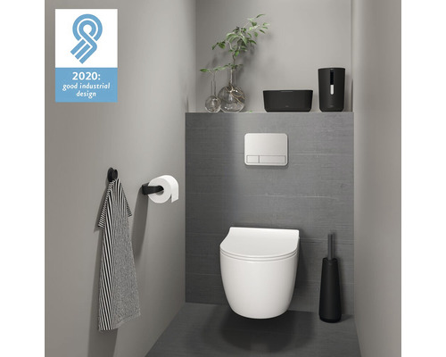 Moderná kúpeľňa so závesným WC, WC kefou, uterákom a držiakom toaletného papiera