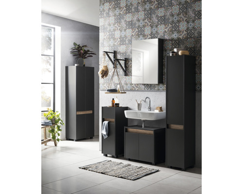 Moderná kúpeľňa s umývadlom, zrkadlovou skrinkou a vysokými skrinkami na kúpeľňové potreby