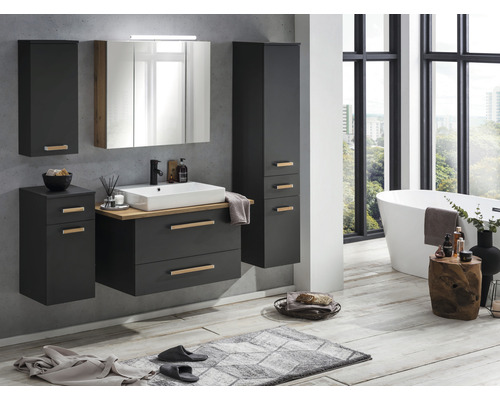 Kúpeľňa s umývadlom, zrkadlovou skrinkou, závesnou skrinkou a vysokou skrinkou