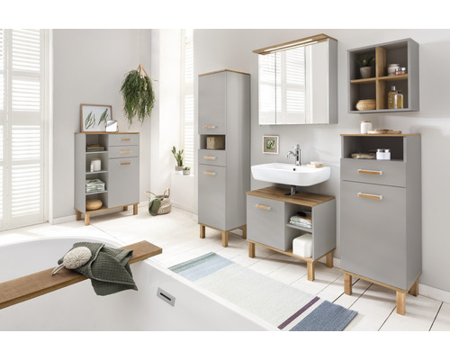 Svetlá kúpeľňa so sivým kúpeľňovým nábytkom, umývadlom, zrkadlovou skrinkou a vysokou skrinkou