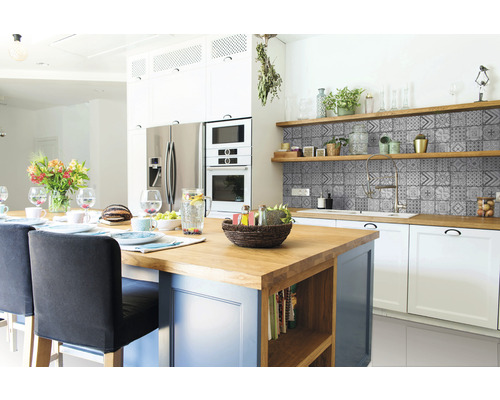 Svetlá kuchyňa s kuchynským ostrovčekom, obkladanou stenou a policami.