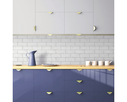 Kuchynská scéna so svetlými a tmavými skrinkami, obkladom a riadom