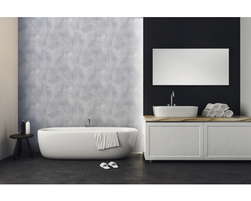 Moderná kúpeľňa s voľne stojacou vaňou, umývadlom a zrkadlom