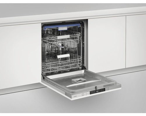 Otvorená umývačka riadu v kuchynskej linke s košmi na riad