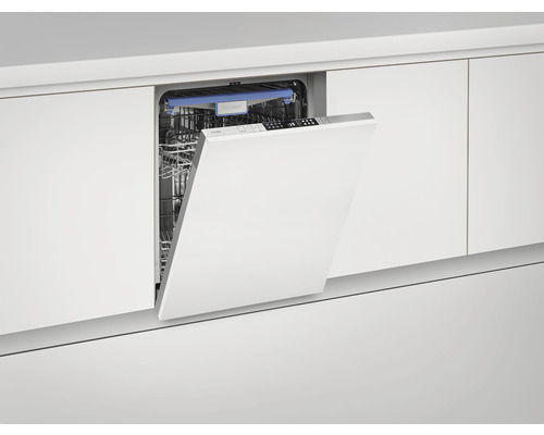 Vstavaná umývačka riadu s otvorenými dverami v modernej kuchyni