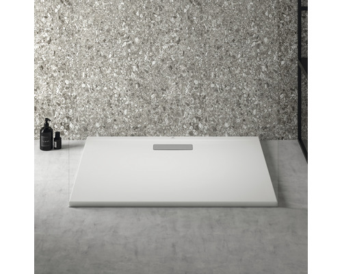 Sprchovací kút so žľabom v kúpeľni