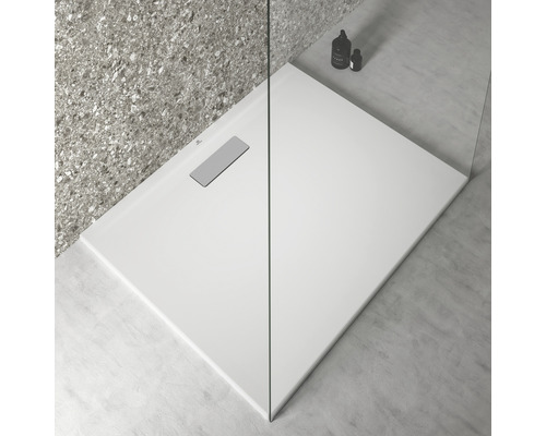 Obdĺžniková sprchová vanička s odtokom a sklenenou stenou v kúpeľni