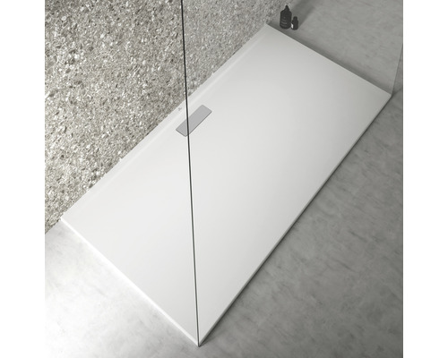 Obdĺžniková sprchová vanička s plochým dizajnom a integrovaným odtokom.