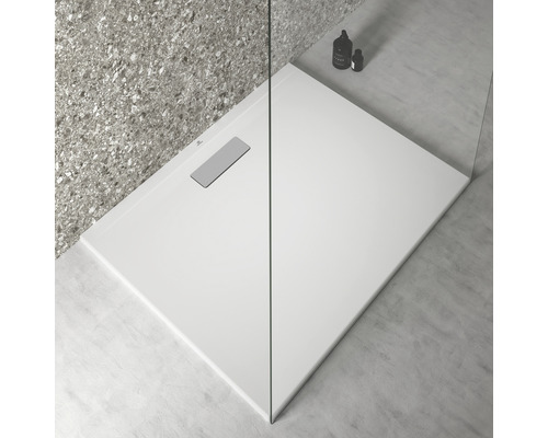 Sprchovací kút v úrovni podlahy so sprchovou vaničkou a sprchovou zástenou