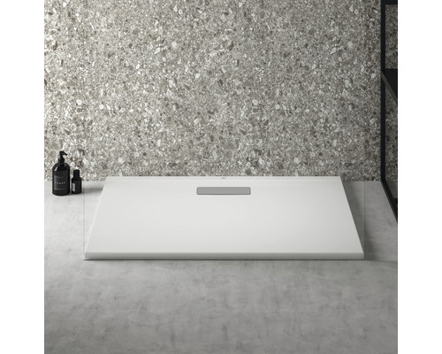 Obdĺžniková sprchová vanička v modernej kúpeľni