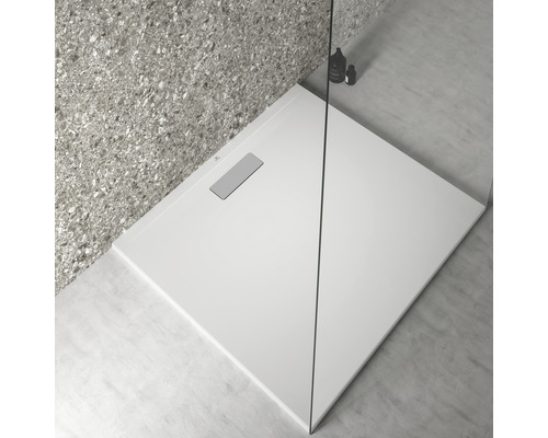 Štvorcová sprchová vanička v kúpeľni so sprchovacou zástenou