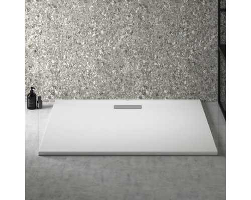 Obdĺžniková sprchová vanička z minerálneho odliatku v kúpeľni