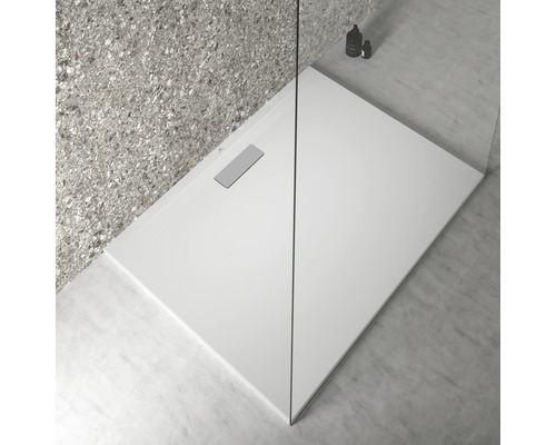 Sprchovací kút v úrovni podlahy s odtokom a sklenenou stenou