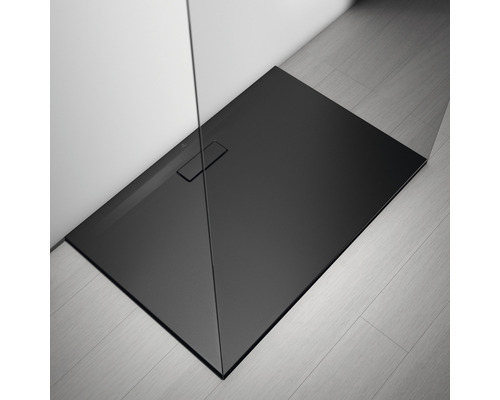 Čierna sprchová vanička v kúpeľni so sklenenou stenou