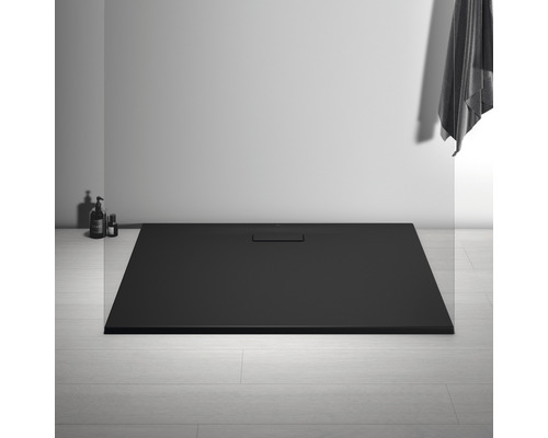 Čierna sprchová vanička v kúpeľni.