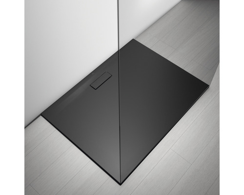 Čierna sprchová vanička v kúpeľni