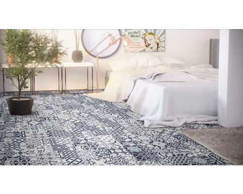 Spálňa s posteľou a vinylovou podlahou v štýle patchwork.