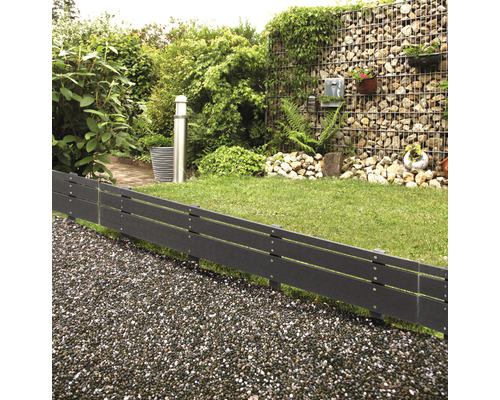 Záhradná scéna s trávnikom, gabionovým múrom, plastovým ohraničením cesty a štrkovou cestou