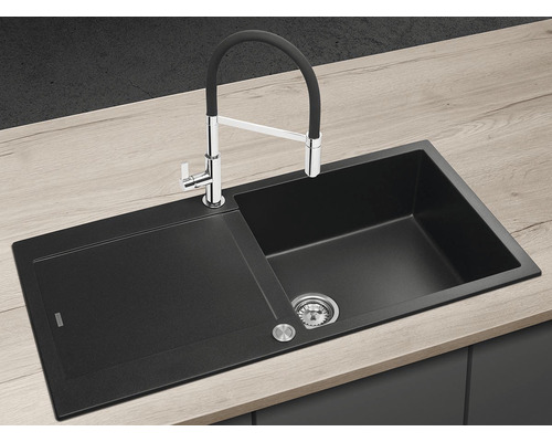 Čierny kuchynský drez s odkvapkávacou plochou a batériou