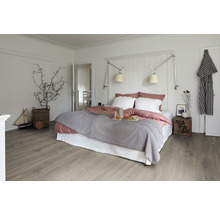 Svetlá spálňa s posteľou, nočným stolíkom a drevenou podlahou