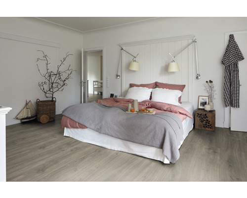 Svetlá spálňa s posteľou, nočným stolíkom a drevenou podlahou