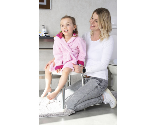 Matka s dieťaťom na sprchovacej stoličke v kúpeľni