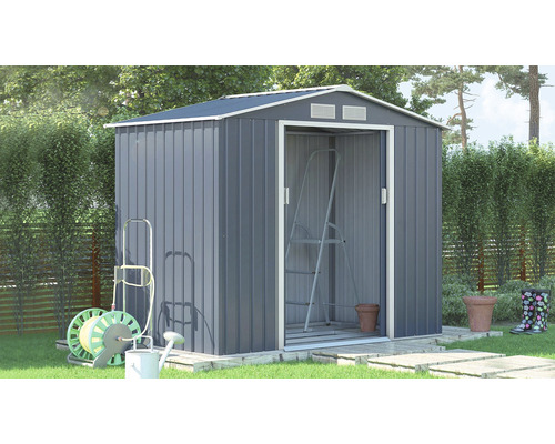 Záhradná scéna s domčekom na náradie, vozíkom na záhradnú hadicu, rebríkom, kanvou a kvetináčmi